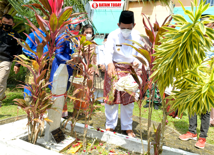 Gubernur Ansar saat menaburkan bunga di makam Pahlawan Pembentuk Kepri
